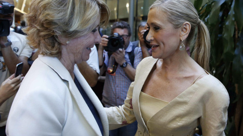 Esperanza Aguirre y Cristina Cifuentes charlan después de que presentar su programa de gobierno en la primera jornada del pleno de investidura. EFE/Paco Campos