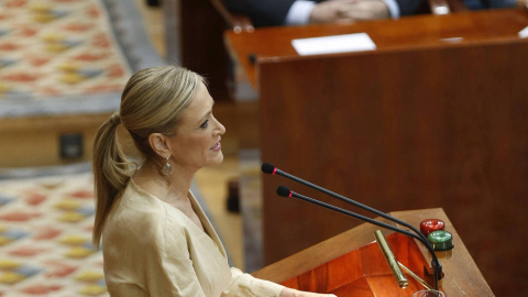 La candidata del PP a la Presidencia de la Comunidad de Madrid, Cristina Cifuentes, presenta su programa de gobierno en la primera jornada del pleno de investidura para la que cuenta con el apoyo de Ciudadanos. EFE/Paco Campos