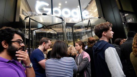 Trabajadores de Google se concentran frente a la entrada de la sede de la compañía tecnológica en Londres, en una movilización global contra el acoso sexual. REUTERS/Toby Melville