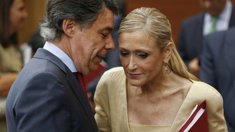 Cristina Cifuentes habla con el presidente de la Comunidad de Madrid en funciones, Ignacio González, tras presentar su programa de gobierno en la primera jornada del pleno de investidura. EFE/Paco Campos