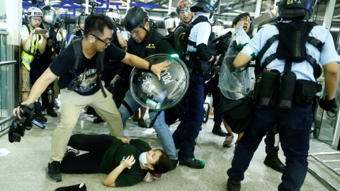 Choque policial con manifestantes antigubernamentales en el aeropuerto de Hong Kong. Reuters