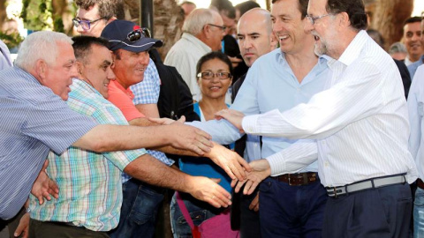 El presidente del Gobierno en funciones y presidente del PP, Mariano Rajoy, junto al portavoz del Partido Popular en el Congreso, Rafael Hernando. - EFE