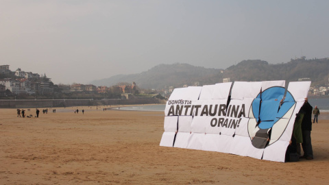 Imagen de archivo de una protesta realizada contra los toros en San Sebastián. DONOSTIA ANTITAURINA ORAIN