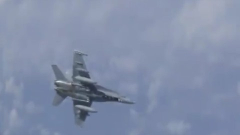 El F-18 elude a los cazas en una captura del vídeo difundido por el Ministerio de Defensa ruso. Vídeo: Suptnik Insight.