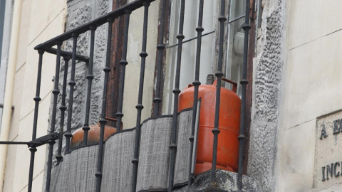 Una bombona de gas butano en el balcón de una vivienda de Madrid. E.P.