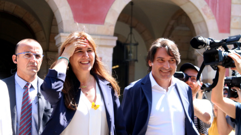 Laura Borràs i Francesc de Dalmases sortint del Parlament, envoltats de càmeres, per saludar els concentrats en suport de la presidenta de la cambra.