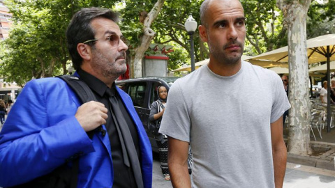 Guardiola conversa con Xavier Sala i Martí, exdirectivo del Barça con Laporta. EFE/ Susanna Sáez