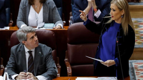 La presidenta de la Comunidad de Madrid, Cristina Cifuentes (d) en la Asamblea de Madrid. /EFE