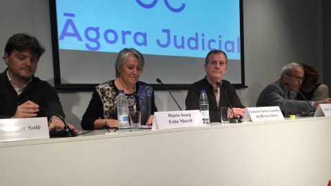 Membres de la Comissió Executiva de la nova associació de jutges Àgora Judicial, en la presentació de l'entitat, aquest dijous a Barcelona. / Carles Bellsolà.