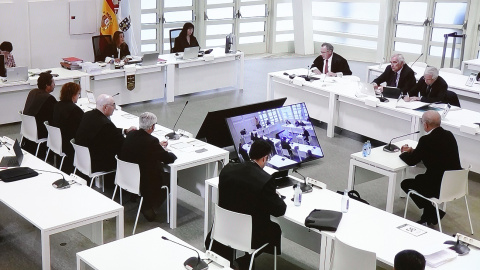 Vista general del juicio por el accidente del Alvia visto desde la pantalla por la que los medios de comunicación lo observan, en la Cidade de la Cultura de Santiago de Compostela, a 6 de octubre de 2022.