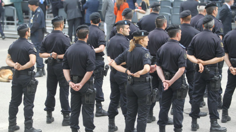 Imagen de un acto oficial en el que Ana Botella condecora al ministro del Interior por su “cooperación” con la Policía