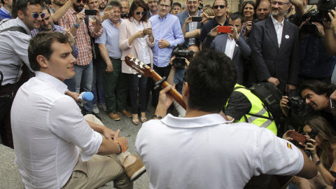 El presidente de Ciudadanos, Albert Rivera, durante un acto de campaña celebrado en Salamanca, donde ha estado acompañado por el cabeza de lista de esta formación en esta provincia, Pablo Yáñez. EFE/J.M. García