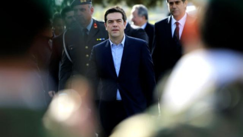 El primer ministro griego, Alexis Tsipras, frente a los soldados de la guardia de honor, durante una visita del presidente chipriota al Parlamento griego. AP