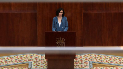 La candidata del PP a la Presidencia de la Comunidad de Madrid, Isabel Díaz Ayuso, durante su discurso de la primera sesión del pleno de investidura en el que expone su programa de gobierno en coalición con Cs sin límite de tiempo, mientras