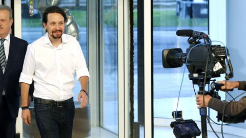 El candidato por Unidos Podemos a la presidencia del Gobierno, Pablo Iglesias (2i), acompañado por el periodista Manuel Campo Vidal, a su llegada al Palacio Municipal de Congresos de Madrid, donde participa en el debate a cuatro de la campa