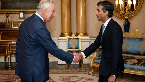 El primer ministro británico, Rishi Sunak, junto al rey Carlos III, en su toma de posesión en Londres, a 25 de octubre de 2022.