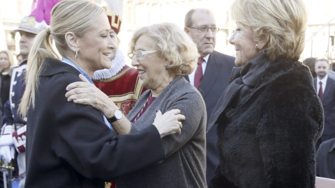 La alcaldesa de Madrid Manuela Carmena, saluda a la presidenta de la Comunidad de Madrid, Cristina Cifuentes, en presencia de la portavoz popular en el Ayuntamiento, Esperanza Aguirre, durante la tradicional misa en honor a la patrona de la