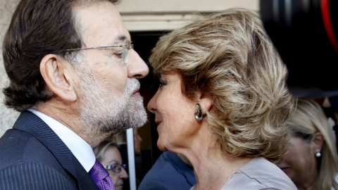 El líder del PP, Mariano Rajoy, y la concejala del Ayuntamiento de Madrid, Esperanza Aguirre, en una foto de archivo. / EFE