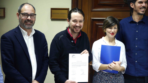 El líder de Podemos, Pablo Iglesias, con los diputados Alberto Montero, Yolanda Díaz y Alberto Rodríguez, presenta en el Congreso una proposición de ley en la que plantea que las pensiones se revaloricen a inicios de año con el IPC previsto