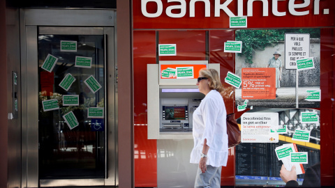 Oficina de Bankinter en Mataró, con pegatinas de la PAH. REUTERS/Gustau Nacarino