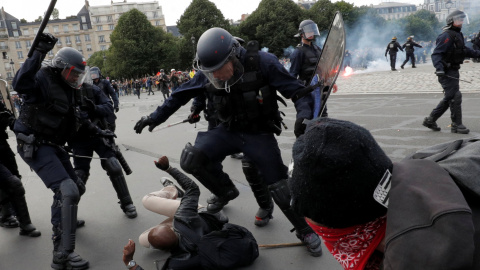 Los gendarmes y policías franceses se han empleado con brutalida durante los enfrentamientos en la manifestación contra la reforma laboral del Gobierno francés. REUTERS/Philippe Wojazer