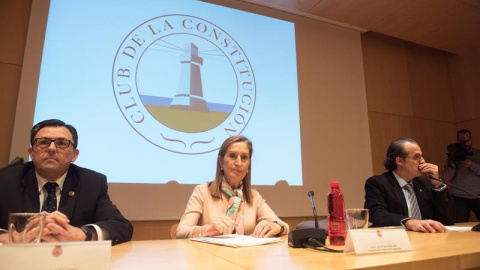 La Presidenta del Congreso de los Diputados Ana Pastor (c), el presidente del club de la Constitución Carlos Jesus Ruiz (i), y Luis Alberto martinez(d) decano del colegio de arquitectos de Granada, en la conferencia titulada “La Constitució