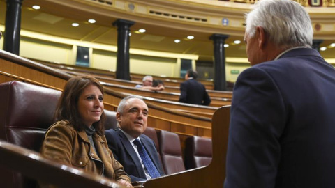 30/10/2018.- La portavoz del PSOE en el Congreso, Adriana Lastra y el diputado de su formación Rafael Simancas, durante el pleno del Congreso de los Diputados, esta tarde en Madrid. EFE/ Fernando Villar