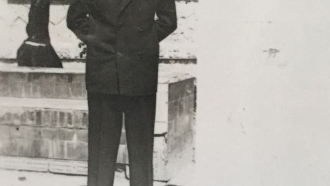 Marcos Ana, cuando todavía era Fernando, en el patio de la enfermería de la Carcel de Burgos, 1951