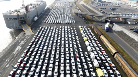 Vehiculo de Volkswagen para su exportación, en el puerto de Emden, junto a la tercera mayor planta del fabricante de  automóviles alemán. REUTERS/Fabian Bimmer