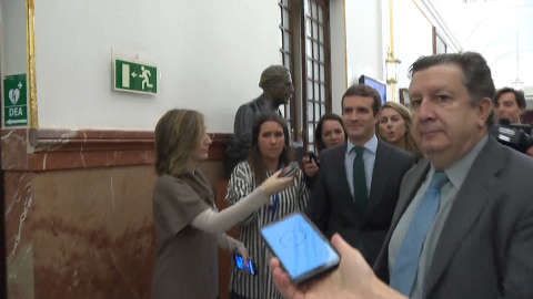 Casado sale sin hablar del hemiciclo