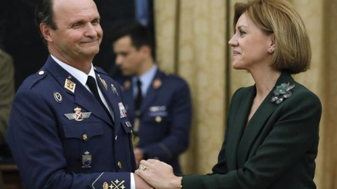 El Jefe del Estado Mayor del Ejército del Aire, el teniente general Javier Salto, junto a la ministra de Defensa, María Dolores de Cospedal. EFE