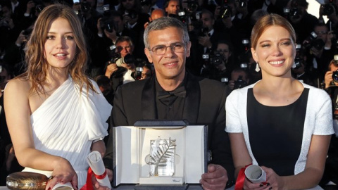 El director de cine Abdellatif Kechiche con las dos protagonistas de  'La vida de Adele' - Europa Press