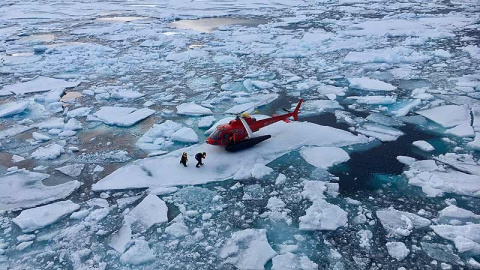 Un helicóptero sueco recoge un dispositivo registrador científico con datos valiosos sobre los movimientos de la vida marina del Ártico. REUTERS