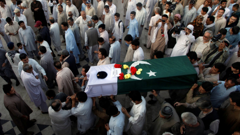 Gente asiste al funeral del alcalde pakistaní Jawad Changezi, que fue asesinado durante la lucha fronteriza entre las fuerzas fronterizas de Afganistán y las fuerzas paquistaníes en Torkham. REUTERS/Naseer Ahmed