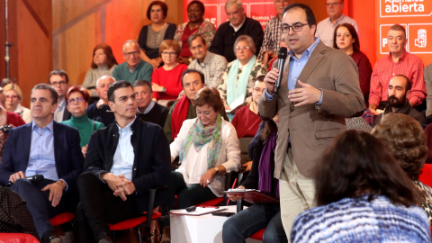 El Alcalde Leganés, Santiago Llorente (d), junto al Secretario General del PSOE en Madrid, Jose Manuel Franco (i) y el Secretario General del PSOE, Pedro Sánchez (2i). /EFE