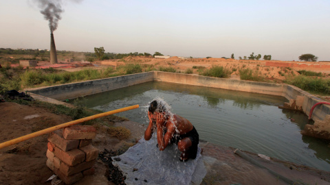 Un hombre se da un baño para refrescarse durante un caluroso día en  Islamabad, Pakistan. REUTERS/Faisal Mahmood