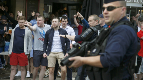 Aficionados ingleses y galeses en la Eurocopa, reaccionan tras enfrentamientos con aficionados rusos en el exterior de un pub en Lille, Francia. REUTERS/Pascal Rossignol