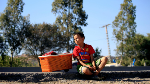 Un niño de 12 años espera clientes para vender pan tradicional durante el Ramadan en las afueras de Argel, Argelia. REUTERS/ Zohra Bensemra