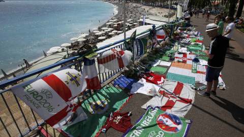 Un hombre rinde tributo a un aficionado del equipo de fútbol de Irlanda del Norte que murió accidentalmente en Niza, Francia. REUTERS/Eric Gaillard