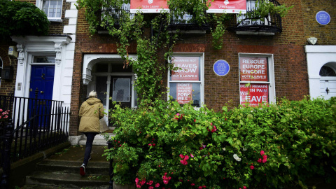 Una persona que apoya el Brexit, llega a su casa decorada con pancartas favorables al mismo en Londres, Reino Unido. REUTERS/Dylan Martinez