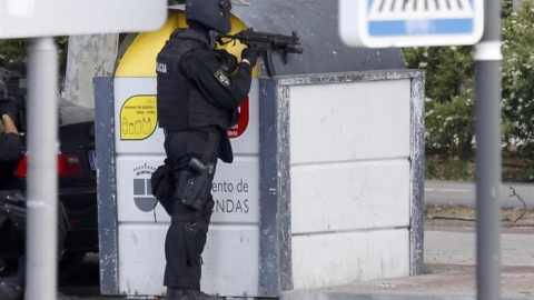 Un agente en el exterior de un restaurante chino de la localidad madrileña de Alcobendas donde un inspector de Policía se ha atrincherado, amenaza con suicidarse y no deja acercarse a nadie. EFE/J. J. Guillén