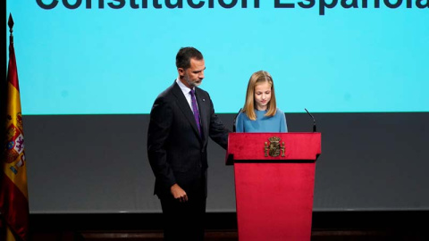 La princesa Leonor pronuncia sus primeras palabras en público bajo la supervisión de su padre, Felipe VI. (JUAN MEDINA | REUTERS)