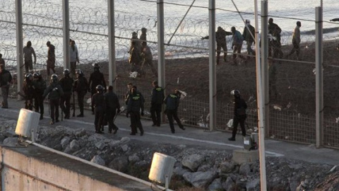 Valla fronteriza que separa España de Marruecos en la playa del Tarajal. / EFE