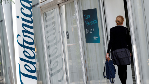 Una mujer entra en la sede de Telefónica en Barcelona. REUTERS/Albert Gea