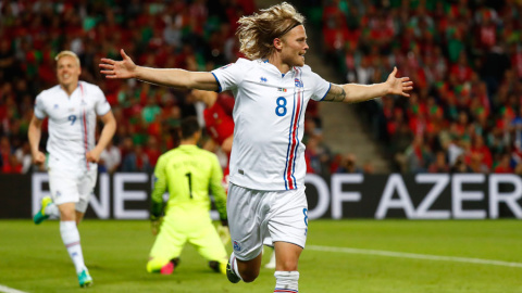 Bjarnason celebra su gol a Portugal en la Eurocopa. REUTERS/Kai Pfaffenbach