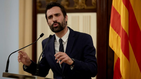 El presidente del Parlament, Roger Torrent (ERC), durante su comparecencia en la que ha anunciado hoy que los servicios jurídicos ya están estudiando una respuesta a la impugnación del Gobierno, al que ha exigido "respeto", y ha subrayado q