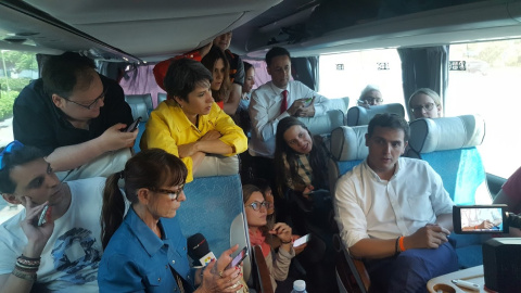 El candidato a la presidencia del Gobierno y líder de Ciudadanos Albert Rivera junto a los periodistas que lo acompañan en su autobús de campaña. /PÚBLICO