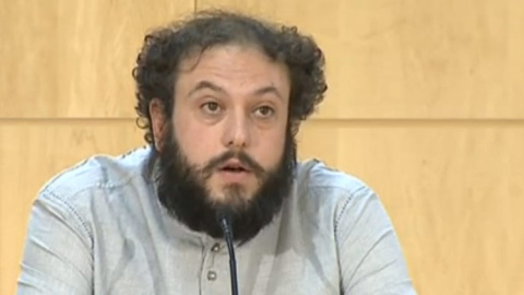 El concejal del Ayuntamiento de Madrid, Guillermo Zapata, durante una rueda de prensa en la que ha anunciado su renuncia como responsable de Cultura y Deportes municipal para no "condicionar" al Gobierno encabezado por Manuela Carmena tras 