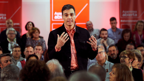 El secretario general del PSOE, Pedro Sánchez, durante su intervención en una asamblea abierta a militantes y simpatizantes en Elche. EFE