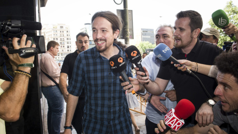 El secretario general de Podemos, Pablo Iglesias,contesta a las preguntas de los periodistas a su llegada a la sede del partido. EFE/Luca Piergiovanni